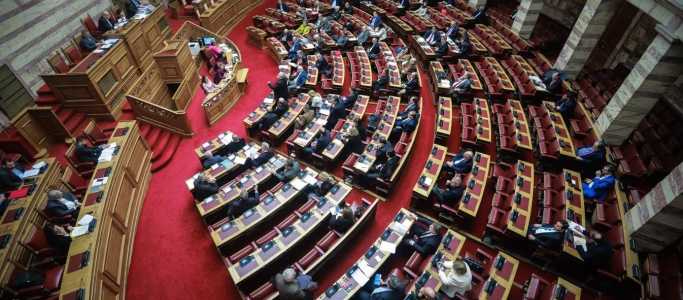 Υπερψηφίστηκαν οι ΠΝΠ για το δώρο Χριστουγέννων και τις υπερωρίες